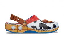 Toy Story x Crocs Classic Clog „Sherrif Woody“ Toy-Story-Crocs-Woody-209446-4GX-2