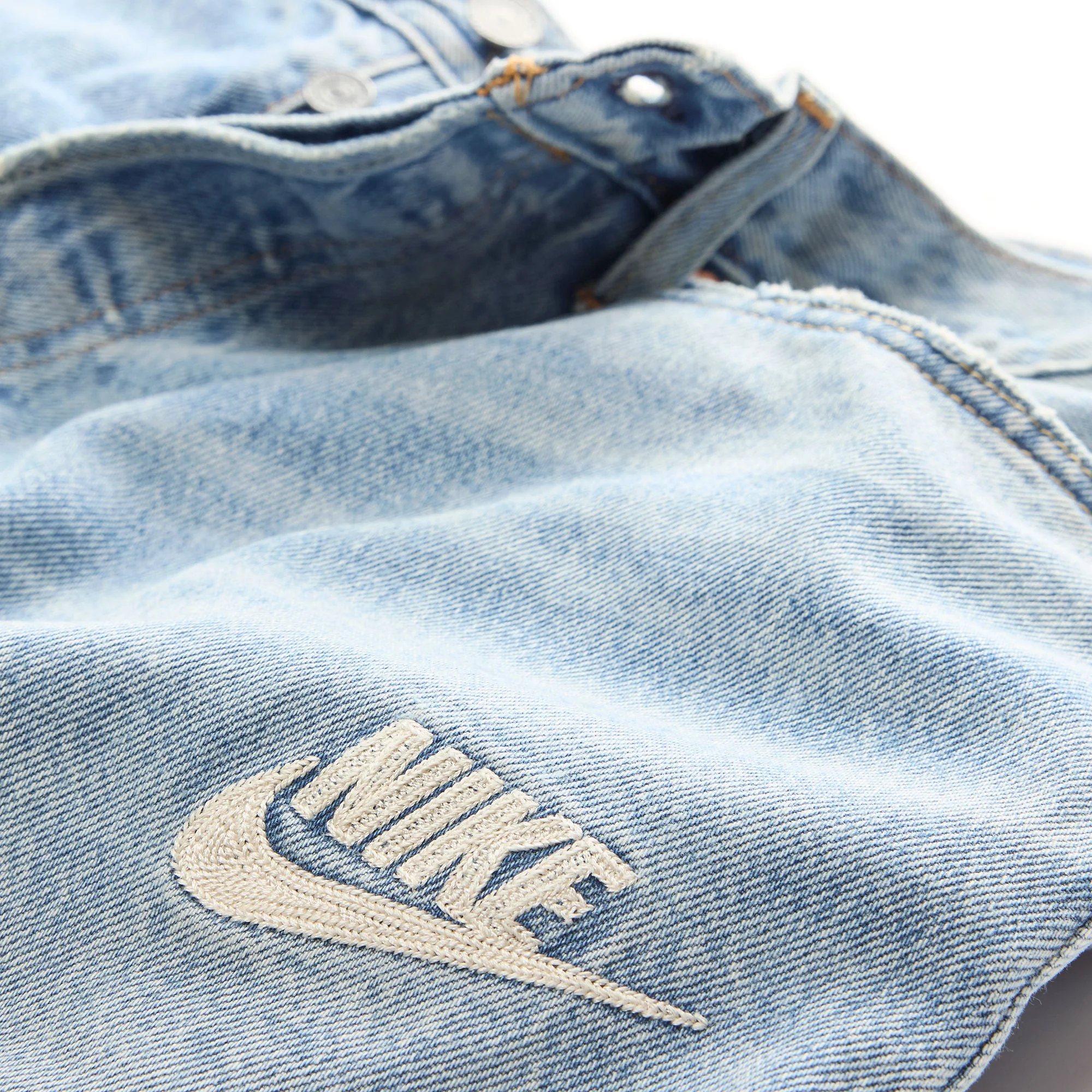 Levi's x Nike Baggy Jeans "Blue Denim" levis x nike baggy jeans 002TN0000 14 CL D2 60187f23 3312 4c97 bfef b7499880f926 3558X2000.progressive