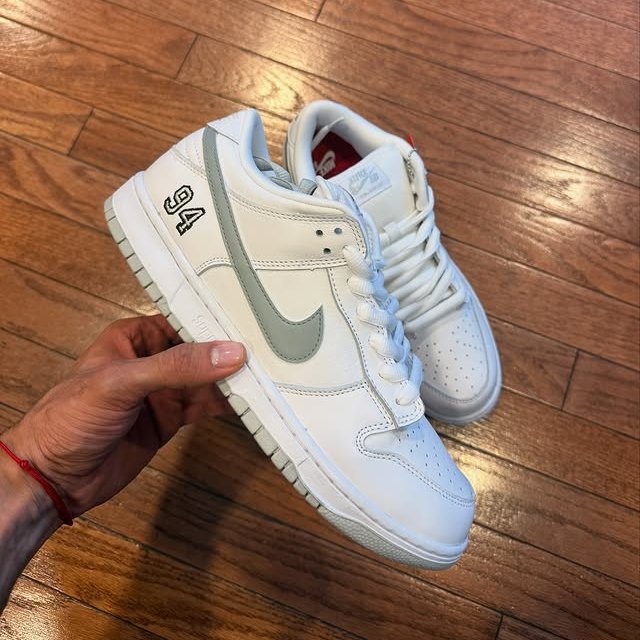 Supreme x Nike SB Dunk Low "White Metallic Silver" Gg2dcCoaMAcdhUr 1