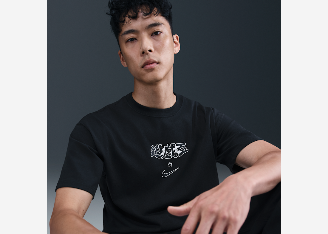 トップス Nike x Yu-Gi-Oh! DM Solo Swoosh T-Shirt Nike x Yu-Gi-Oh! Solo Swoosh House of Duel DM T-shirt Flat
