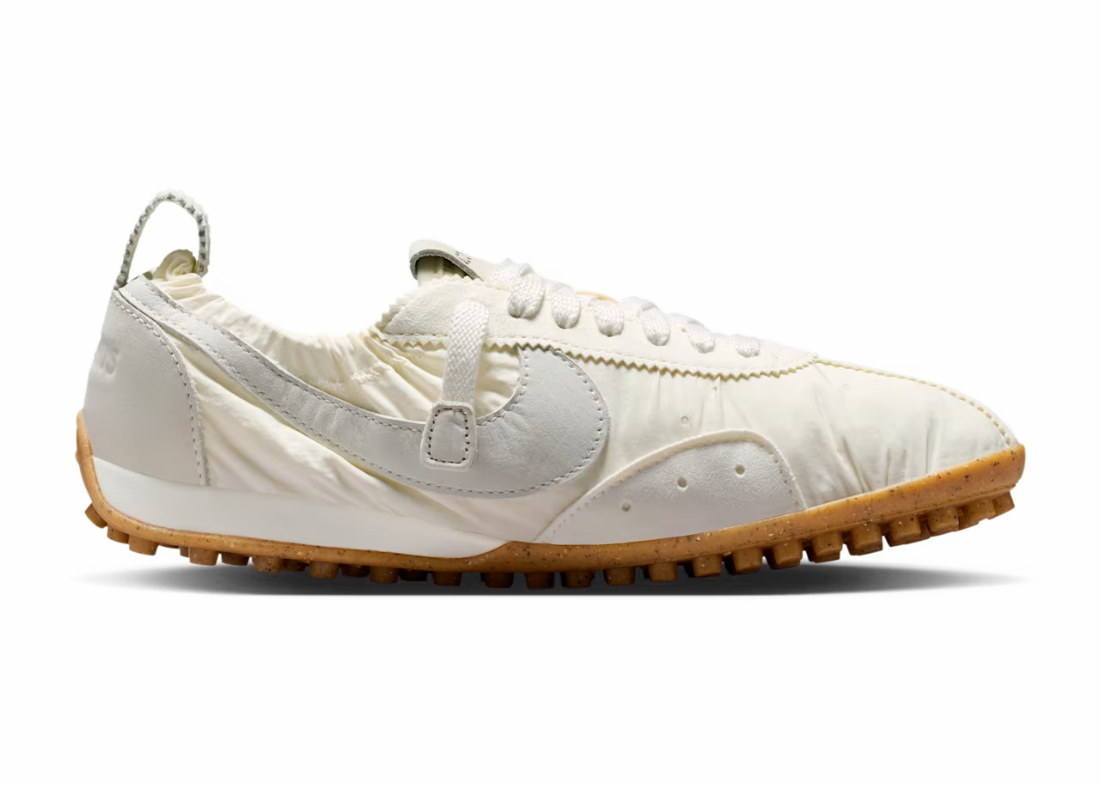 Jacquemus x Nike Moon Shoe "White" Jacquemus x Nike Moon Shoe White HV8547 002 Beitrag 1100 × 785 px 1