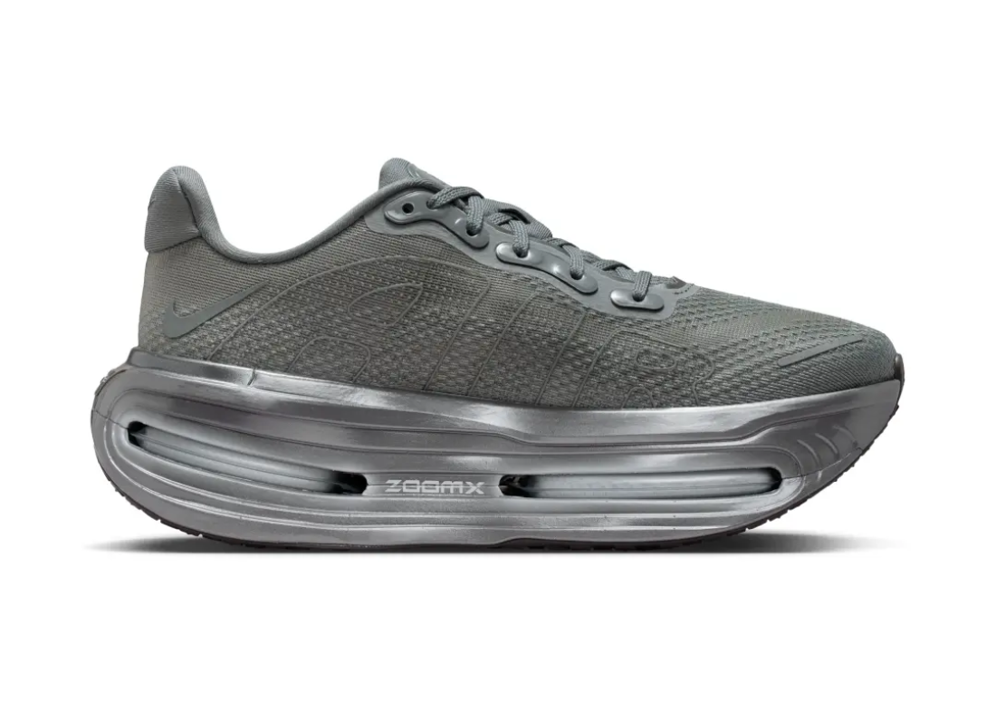 Isamaya Ffrench x Nike Vomero Premium WMNS "Smoke Grey" Isamaya Ffrench x Nike Vomero Premium WMNS Smoke Grey IR1988 084Beitrag 1100 × 785 px 2