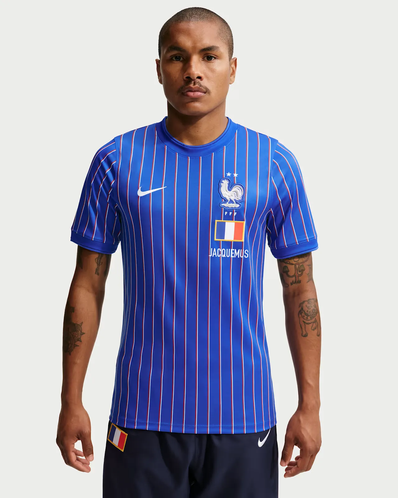 Jacquemus x FFF x Nike Kollektion 2A4DBE Jacquemus x FFF x Nike Dri FIT Short Sleeve Jersey France IH1674 480 img0 1000x1000 1