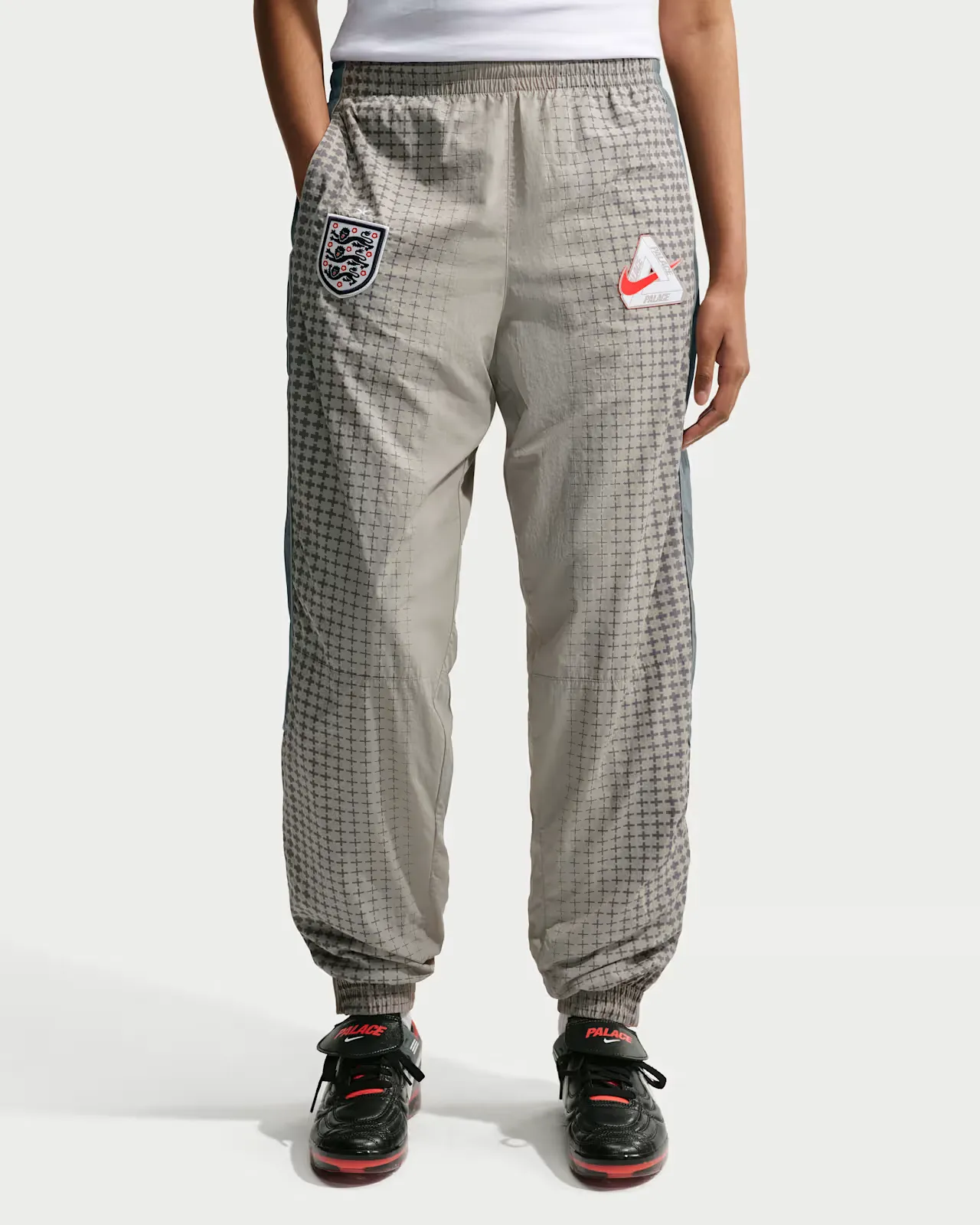 Palace x England x Nike Football Kollektion Palace x England x Nike Tracksuit Pants Grey IM3202 052 img1 1000x1000 1