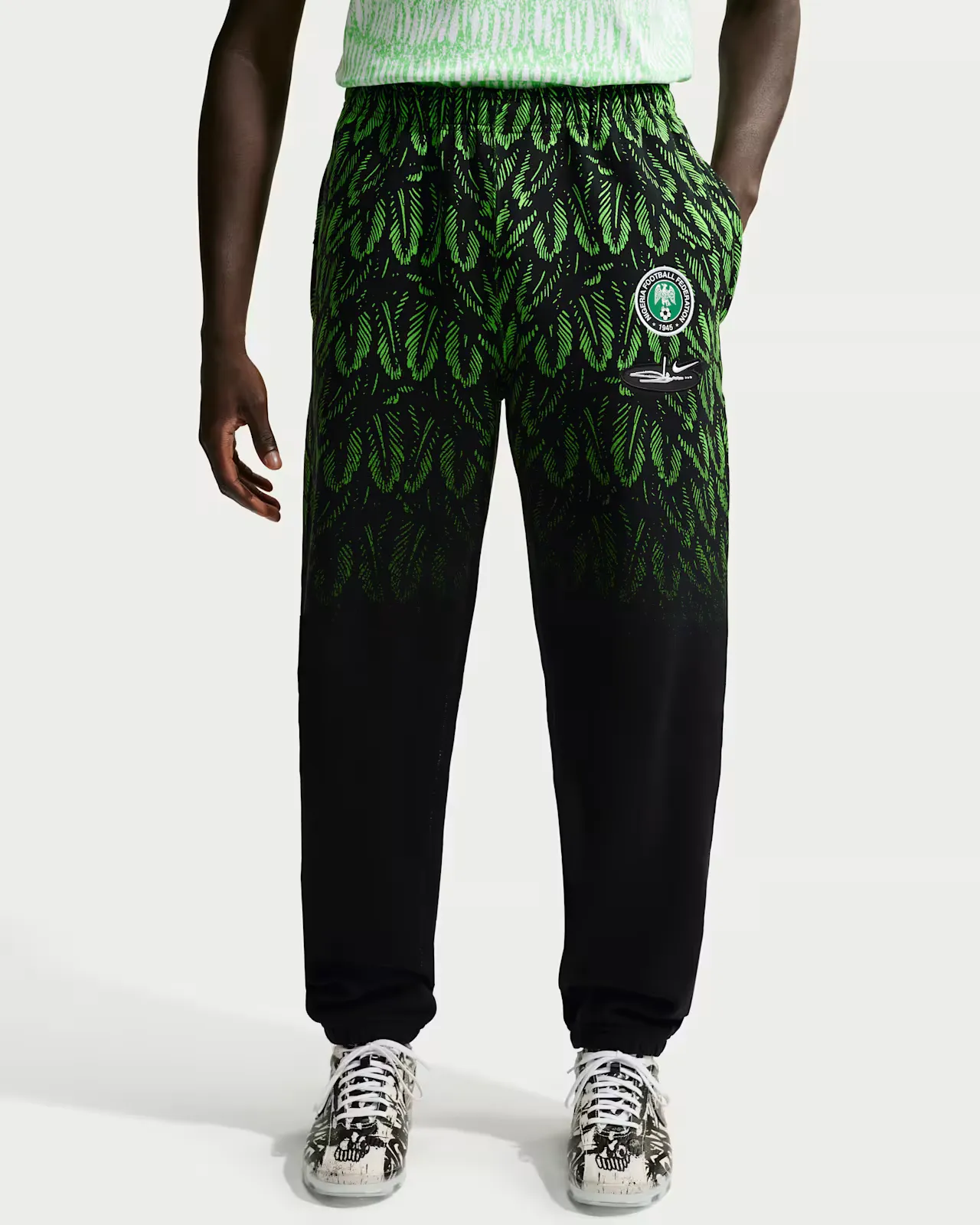 Slawn x Nigeria x Nike Kollektion Slawn x Nigeria x Nike Fleece Pants Black Green IR5218 010 img1 1000x1000 1